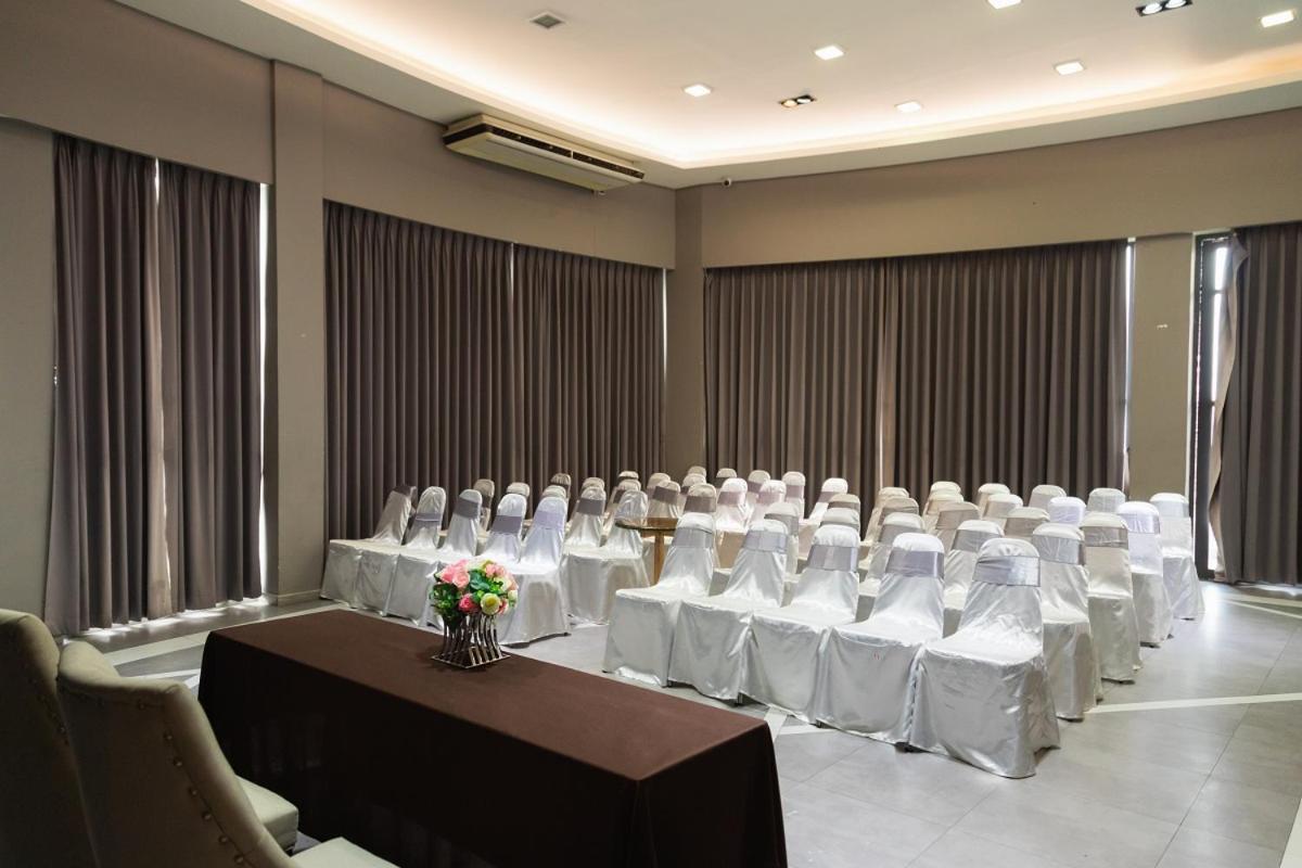 Tara Park Resotel Rangsit Экстерьер фото